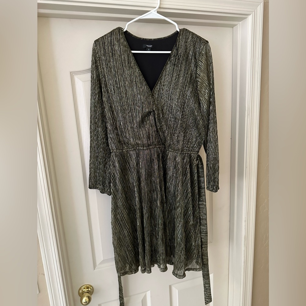 Black and gold women’s shimmer party dress size xl only worn once